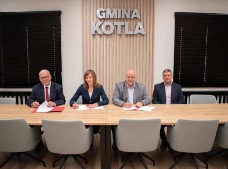 Sweco Polska podpisało umowę na pełnienie funkcji Inżyniera Kontraktu dla inwestycji p.n. „Budowa i modernizacja infrastruktury wodno-kanalizacyjnej pod strefę przemysłową na terenie gmin Głogów i Kotla”. Projekt nowej strefy przemysłowej, realizowany na obszarze prawie 700 hektarów na granicy obu gmin, stanowi kluczową inwestycję dla lokalnej społeczności.