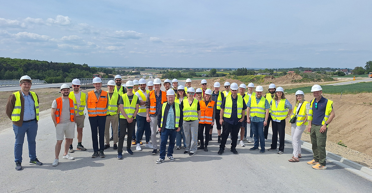 Drugi dzień wizyty miał bardziej praktyczny wymiar. Grupa wyruszyła na wycieczkę naukową, aby zobaczyć kluczowe projekty infrastrukturalne w regionie - północną obwodnicę Krakowa oraz budowę drogi ekspresowej S7 (odcinek Miechów - Szczepanowice).