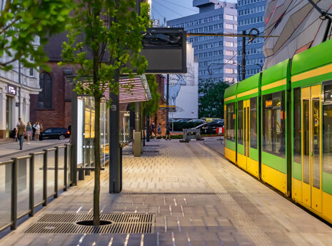 Inwestycja ta jest częścią II etapu Projektu Centrum, który zakłada nie tylko budowę nowej trasy tramwajowej, ale także uspokojenie ruchu samochodowego w centrum Poznania.