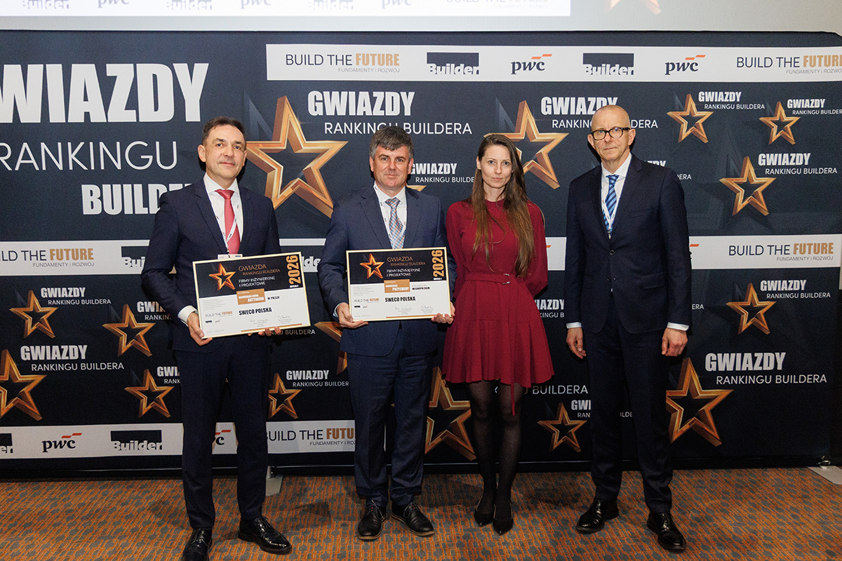 Cztery osoby w strojach formalnych pozują na tle ścianki „Gwiazdy Rankingu Buildera"; dwie osoby trzymają dyplomy, w środku z dyplomem przedstawiciel Sweco Polska.