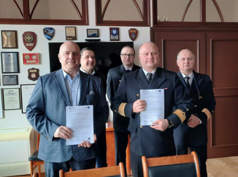 Przedstawiciele Sweco Polska i Urzędu Morskiego w Szczecinie podpisali umowę na nadzór nad budową toru wodnego do Portu Zewnętrznego w Świnoujściu. W tle widoczne logo instytucji.