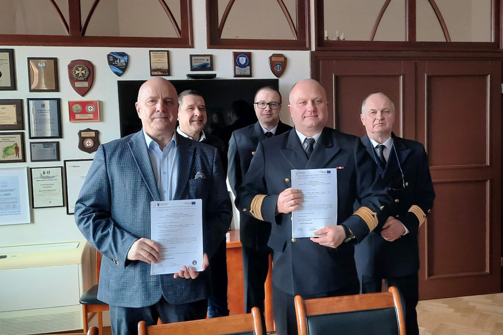 Przedstawiciele Sweco Polska i Urzędu Morskiego w Szczecinie podpisali umowę na nadzór nad budową toru wodnego do Portu Zewnętrznego w Świnoujściu. W tle widoczne logo instytucji.