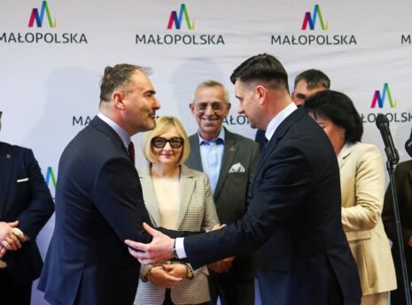 Sweco Polska podpisało umowę z Zarządem Dróg Wojewódzkich w Krakowie na opracowanie kompleksowej dokumentacji dla planowanej inwestycji drogowej w Małopolsce. Zadaniem naszych inżynierów będzie przygotowanie wielowariantowej koncepcji budowy zachodniej obwodnicy Gorlic oraz uzyskanie niezbędnej decyzji o środowiskowych uwarunkowaniach (DŚU).