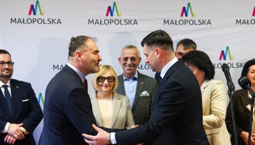 Sweco Polska podpisało umowę z Zarządem Dróg Wojewódzkich w Krakowie na opracowanie kompleksowej dokumentacji dla planowanej inwestycji drogowej w Małopolsce. Zadaniem naszych inżynierów będzie przygotowanie wielowariantowej koncepcji budowy zachodniej obwodnicy Gorlic oraz uzyskanie niezbędnej decyzji o środowiskowych uwarunkowaniach (DŚU).