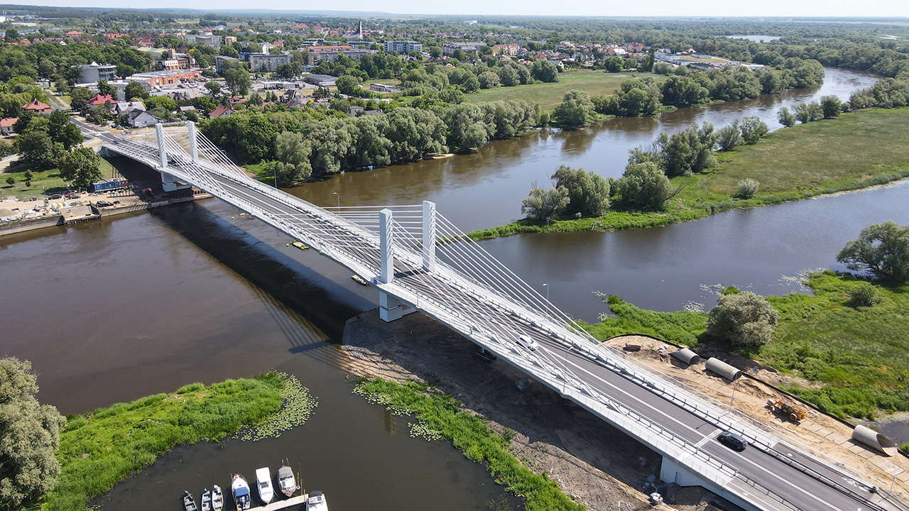 Most typu extradosed przez Wartę w Kostrzynie nad Odrą w ciągu DK31, widok z lotu ptaka.