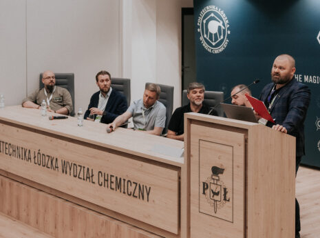 Jak dane przestrzenne mogą wspierać zarządzanie wodą, planowanie przestrzenne oraz reagowanie na skutki suszy i powodzi? To jeden z głównych tematów panelu eksperckiego „Gospodarka Wodna”, który odbył się 24 czerwca 2026 r. podczas konferencji “V Spotkania Użytkowników QGIS”