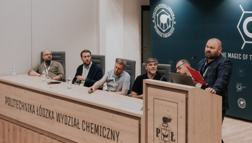 Jak dane przestrzenne mogą wspierać zarządzanie wodą, planowanie przestrzenne oraz reagowanie na skutki suszy i powodzi? To jeden z głównych tematów panelu eksperckiego „Gospodarka Wodna”, który odbył się 24 czerwca 2026 r. podczas konferencji “V Spotkania Użytkowników QGIS”