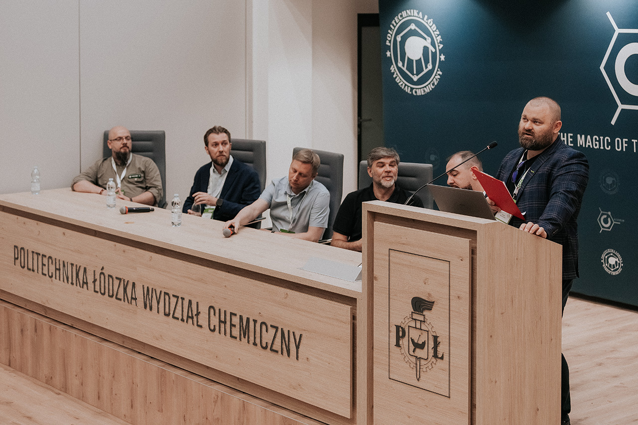 Jak dane przestrzenne mogą wspierać zarządzanie wodą, planowanie przestrzenne oraz reagowanie na skutki suszy i powodzi? To jeden z głównych tematów panelu eksperckiego „Gospodarka Wodna”, który odbył się 24 czerwca 2026 r. podczas konferencji “V Spotkania Użytkowników QGIS”