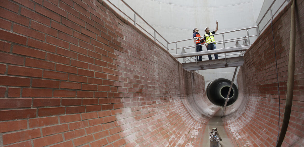 Zdjęcie z okładki raportu Urban Insight pt. „Stara infrastruktura, nowe wyzwania. Transformacja europejskiej infrastruktury wodnej”.